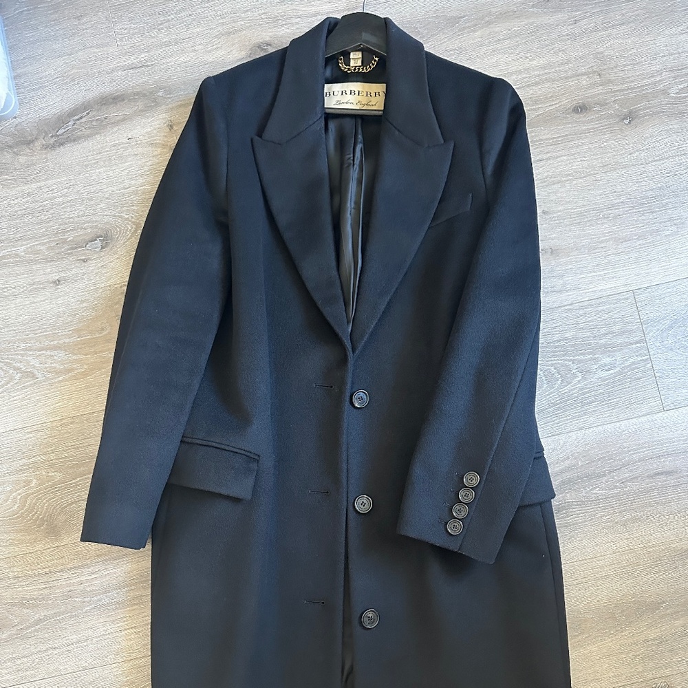 Burberry black coat, 80% wool, 20% cashmere, lining- 100% viscose. Size 8 USA